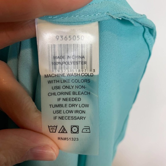 NWOT VINCE CAMUTO sleeveless v-neck blouse high low hem - Picture 9 of 11